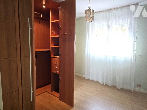 Maison de ville de 130 m² élevée sur sous-sol édifiée sur parcelle de 498 m².