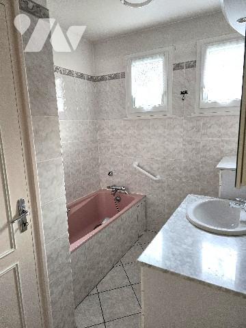 Maison de ville de 130 m² élevée sur sous-sol édifiée sur parcelle de 498 m².