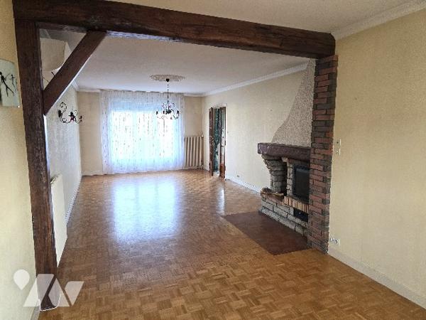 Maison de ville de 130 m² élevée sur sous-sol édifiée sur parcelle de 498 m².