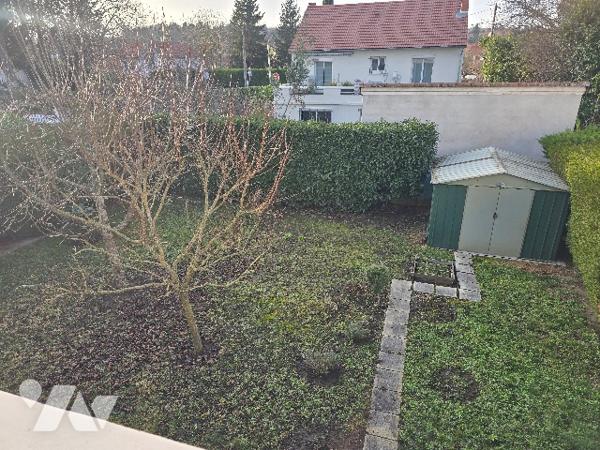 Maison de ville de 130 m² élevée sur sous-sol édifiée sur parcelle de 498 m².