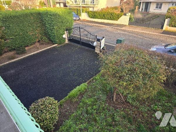 Maison de ville de 130 m² élevée sur sous-sol édifiée sur parcelle de 498 m².