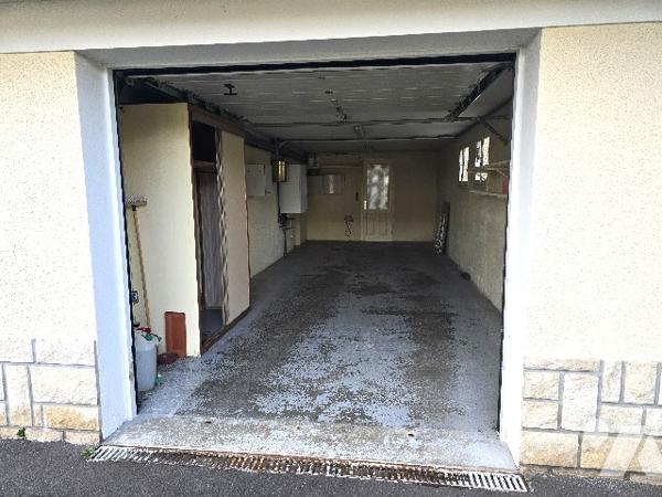 Maison de ville de 130 m² élevée sur sous-sol édifiée sur parcelle de 498 m².