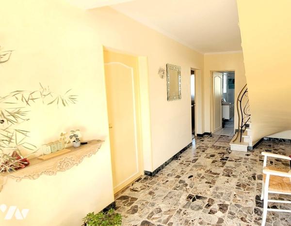 Maison de ville de 130 m² élevée sur sous-sol édifiée sur parcelle de 498 m².