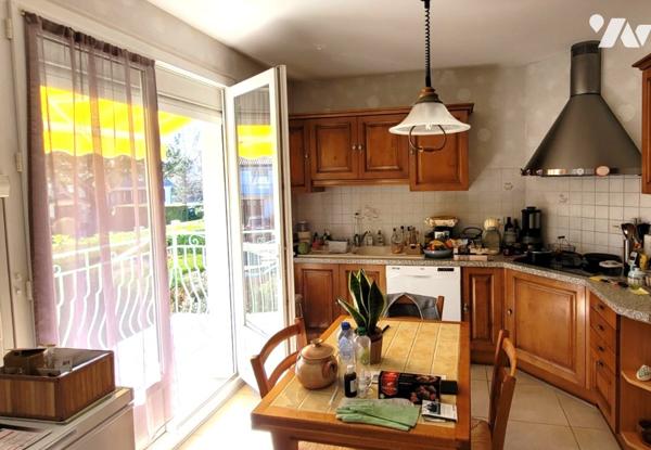 Maison de ville de 130 m² élevée sur sous-sol édifiée sur parcelle de 498 m².