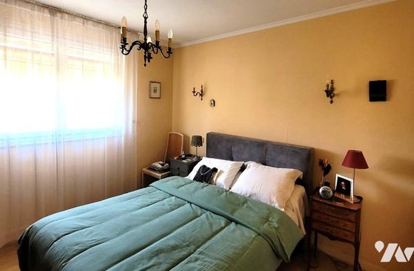 Maison de ville de 130 m² élevée sur sous-sol édifiée sur parcelle de 498 m².