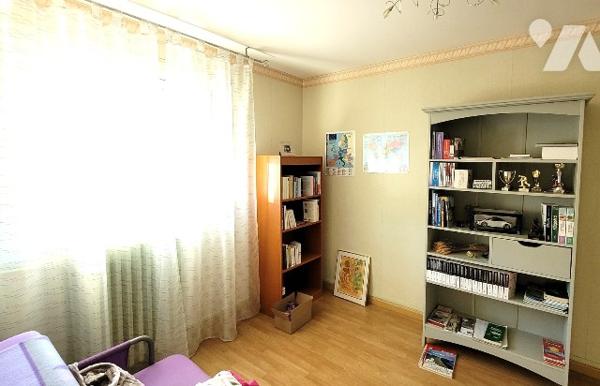 Maison de ville de 130 m² élevée sur sous-sol édifiée sur parcelle de 498 m².