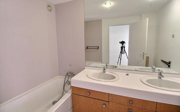 Appartement à vendre    3 pièces • 93,82 m2 Marseille 6