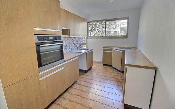 Appartement à vendre    3 pièces • 93,82 m2 Marseille 6