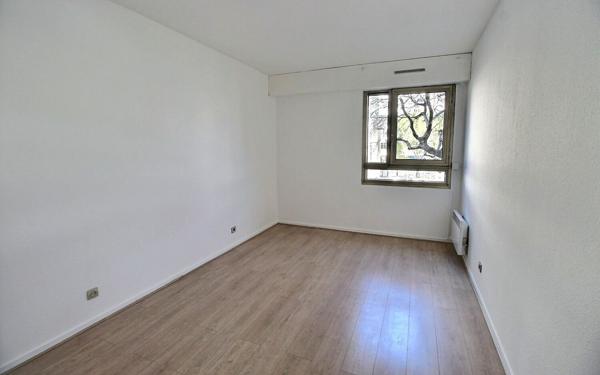 Appartement à vendre    3 pièces • 93,82 m2 Marseille 6