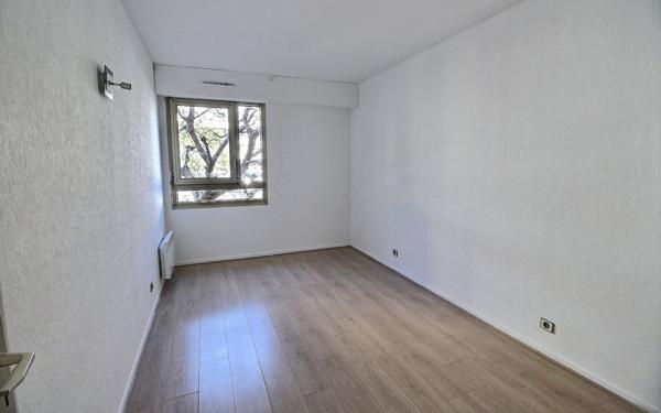 Appartement à vendre    3 pièces • 93,82 m2 Marseille 6