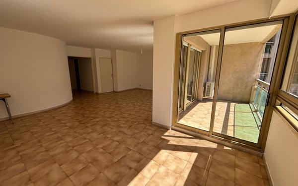 Appartement à vendre    3 pièces • 93,82 m2 Marseille 6