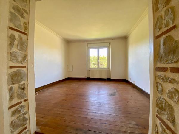 MAISON EN PIERRE,PISCINE,DOUBLE GARAGE SUR 1195 M2