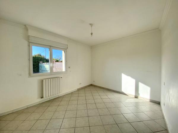 MAISON EN PIERRE,PISCINE,DOUBLE GARAGE SUR 1195 M2