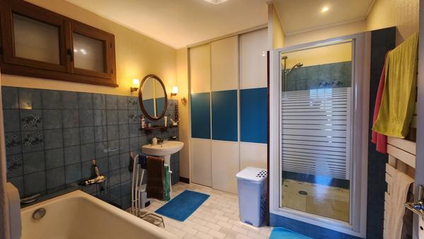 Maison T4 proche des commodités, avec le canal en façade, et un bois exploitable en arrière-plan