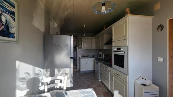 Maison T4 proche des commodités, avec le canal en façade, et un bois exploitable en arrière-plan