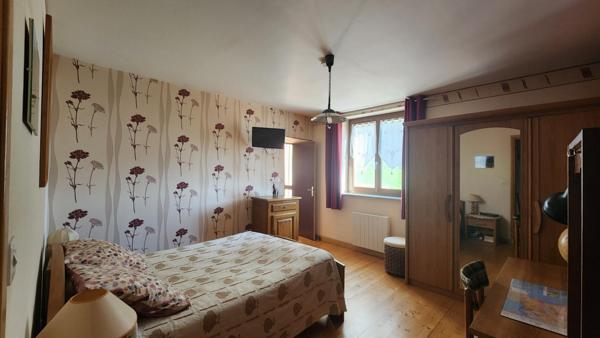 Maison T4 proche des commodités, avec le canal en façade, et un bois exploitable en arrière-plan