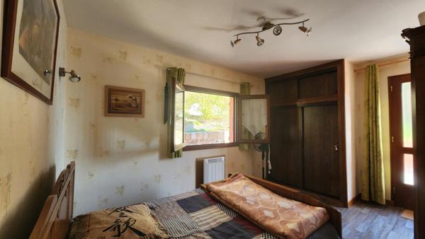 Maison T4 proche des commodités, avec le canal en façade, et un bois exploitable en arrière-plan