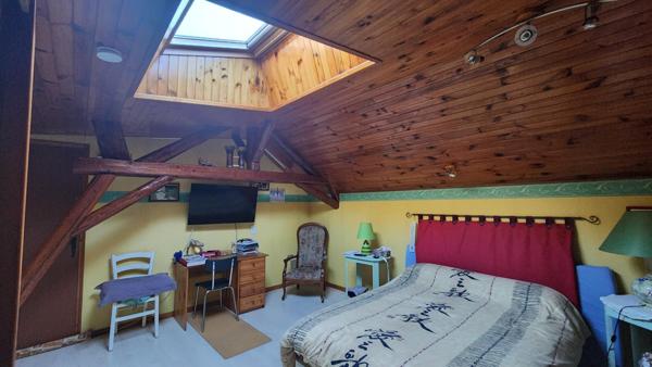 Maison T4 proche des commodités, avec le canal en façade, et un bois exploitable en arrière-plan