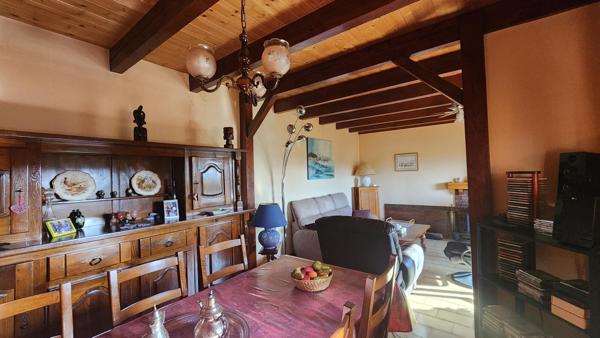 Maison T4 proche des commodités, avec le canal en façade, et un bois exploitable en arrière-plan