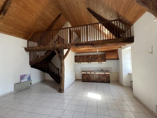 IMMEUBLE EN PIERRE AU CENTRE DE PLÉMET