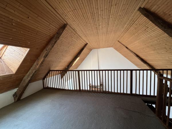 IMMEUBLE EN PIERRE AU CENTRE DE PLÉMET