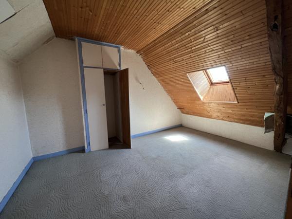 IMMEUBLE EN PIERRE AU CENTRE DE PLÉMET