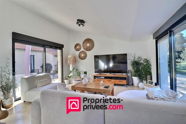 Proche Uzès, Propriété  sur terrain arboré