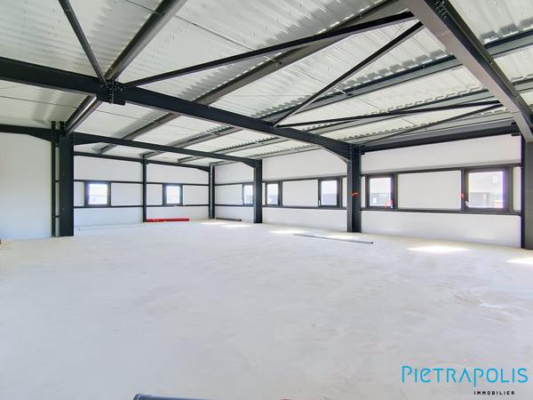 SETE: Bureaux de 134.94m² env., Quatre places de stationnement