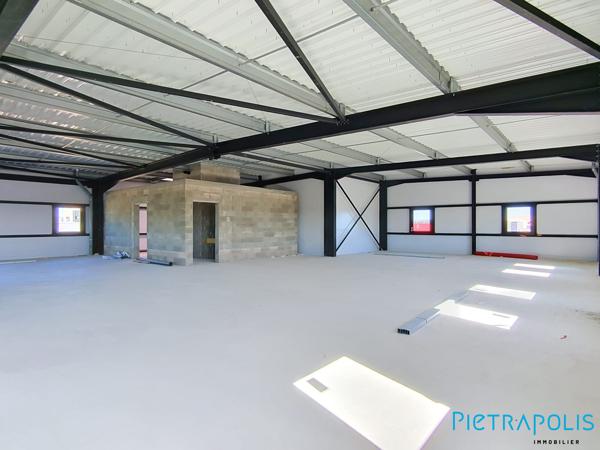 SETE: Bureaux de 134.94m² env., Quatre places de stationnement