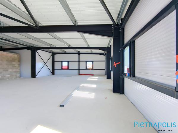 SETE: Bureaux de 134.94m² env., Quatre places de stationnement