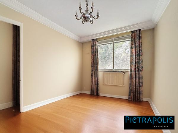 Bel Appartement T4 de 118m² lumineux avec terrasse et vue dégagée sur le Rhône avec Cave et Parking