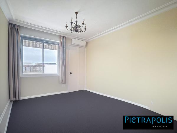 Bel Appartement T4 de 118m² lumineux avec terrasse et vue dégagée sur le Rhône avec Cave et Parking