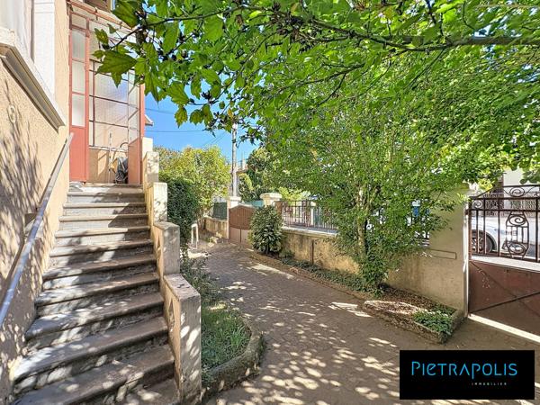 Ensemble immobilier de 3 appartements avec Jardin - La Plaine Santy