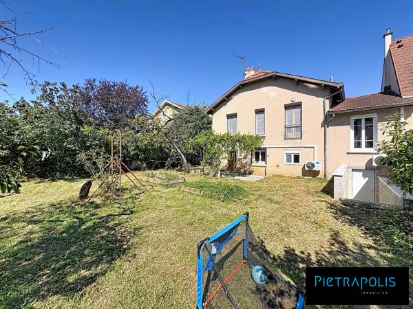 Ensemble immobilier de 3 appartements avec Jardin - La Plaine Santy