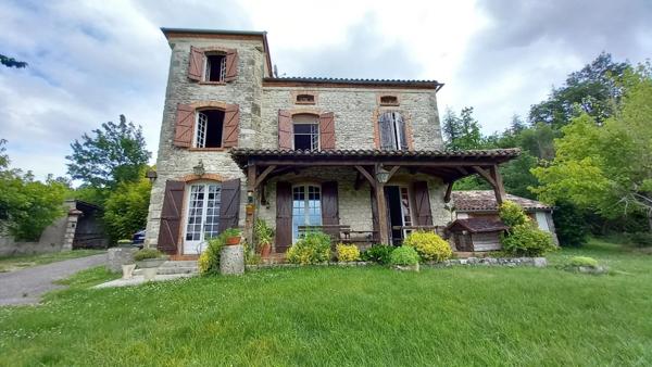 Maison en pierre 201m2, 4chambres, dépendances , parcelle 6ha