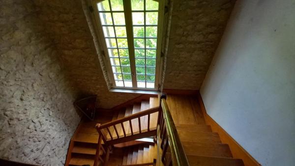 Maison en pierre 201m2, 4chambres, dépendances , parcelle 6ha