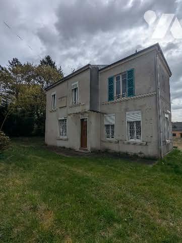 Maison individuelle à rénover d'une surface de 100m² sur terrain de 1495m² avec garages