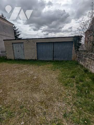 Maison individuelle à rénover d'une surface de 100m² sur terrain de 1495m² avec garages