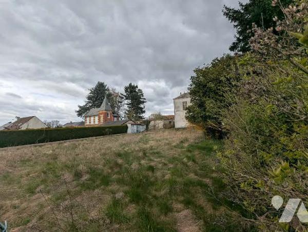 Maison individuelle à rénover d'une surface de 100m² sur terrain de 1495m² avec garages