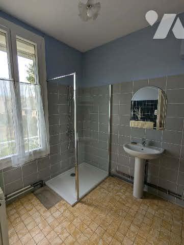 Maison individuelle à rénover d'une surface de 100m² sur terrain de 1495m² avec garages