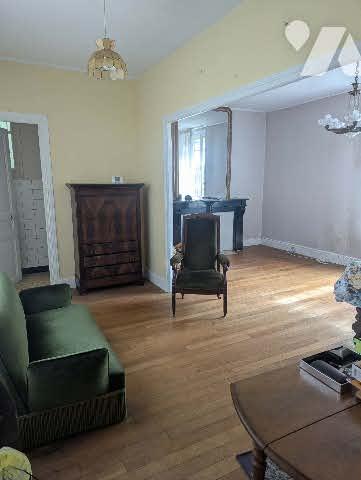Maison individuelle à rénover d'une surface de 100m² sur terrain de 1495m² avec garages
