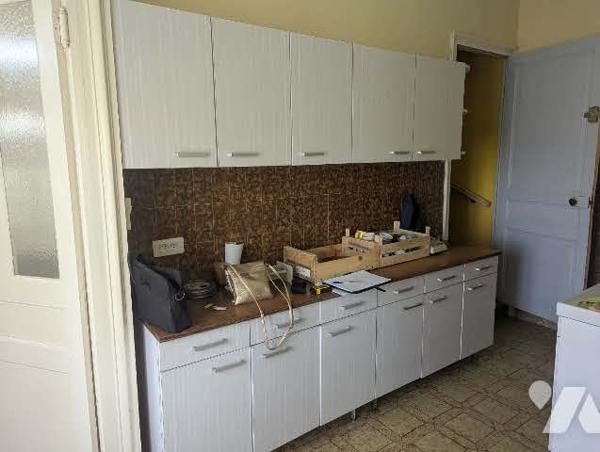 Maison individuelle à rénover d'une surface de 100m² sur terrain de 1495m² avec garages