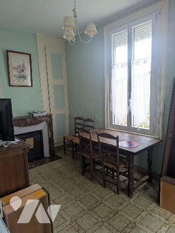 Maison individuelle à rénover d'une surface de 100m² sur terrain de 1495m² avec garages