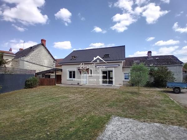 Vue sur l'espace extérieur, avec son chalet en bois de 20 m2 et sa belle terrasse