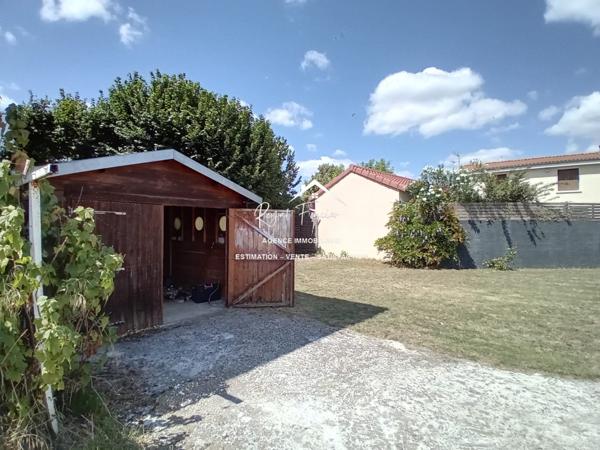 Vue sur l'espace extérieur, avec son chalet en bois de 20 m2 et sa belle terrasse