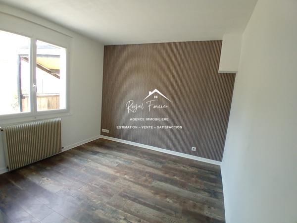 Vue sur l'espace extérieur, avec son chalet en bois de 20 m2 et sa belle terrasse