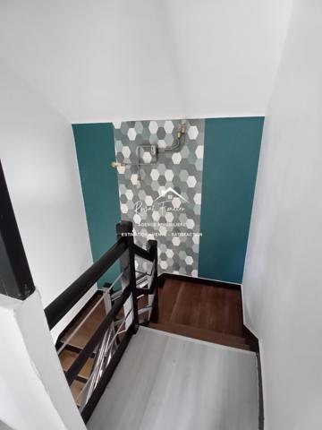 Vue sur l'espace extérieur, avec son chalet en bois de 20 m2 et sa belle terrasse