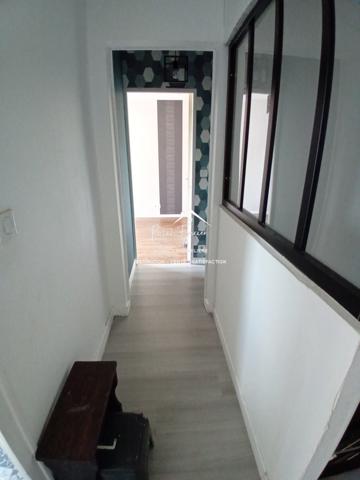 Vue sur l'espace extérieur, avec son chalet en bois de 20 m2 et sa belle terrasse