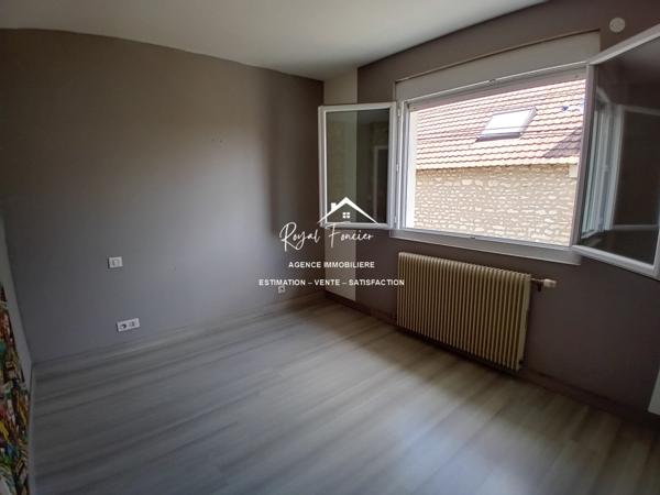 Vue sur l'espace extérieur, avec son chalet en bois de 20 m2 et sa belle terrasse