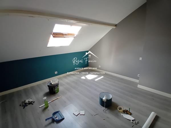 Vue sur l'espace extérieur, avec son chalet en bois de 20 m2 et sa belle terrasse